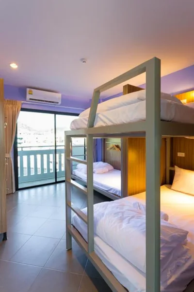 Cama en dormitorio femenino de 4 camas — iNest Poshtel
