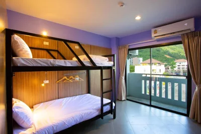 Cama en dormitorio femenino de 6 camas — iNest Poshtel
