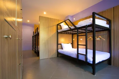 Cama en dormitorio mixto de 6 camas — iNest Poshtel
